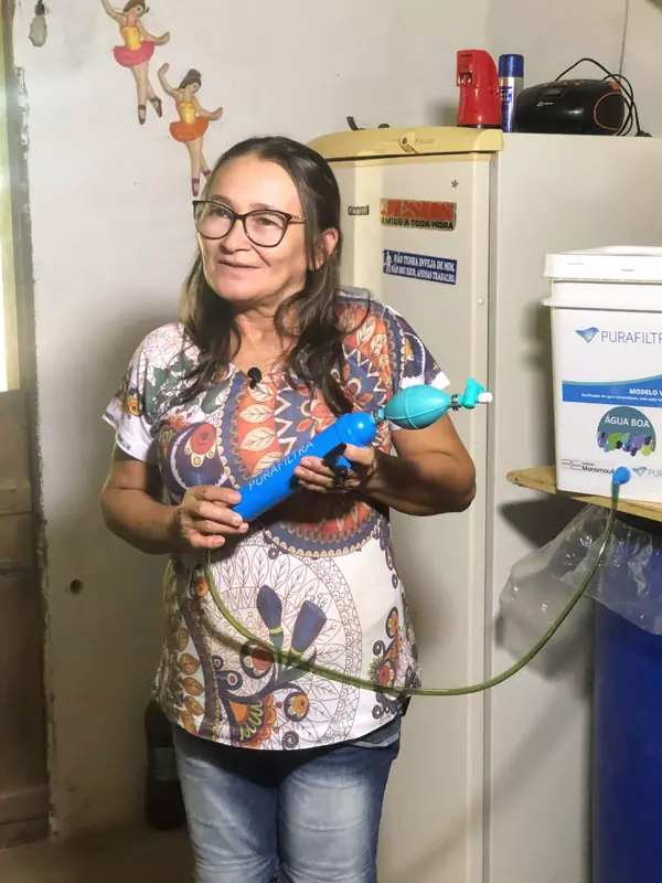 Moradora com o Purafiltra instalado na cozinha